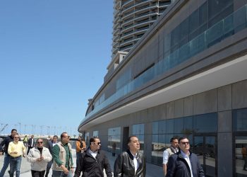 رئيس الوزراء يتفقد وحدات مبادرة “بيتك في مصر” بمنطقة الأبراج الشاطئية