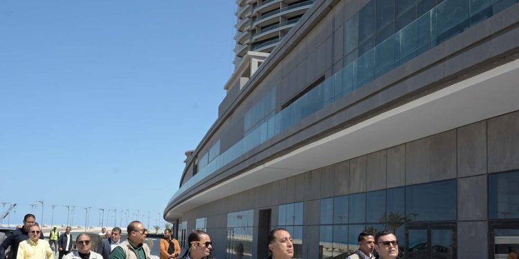رئيس الوزراء يتفقد وحدات مبادرة “بيتك في مصر” بمنطقة الأبراج الشاطئية