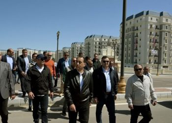 رئيس الوزراء يتفقد “الحي اللاتيني” بالعلمين الجديدة