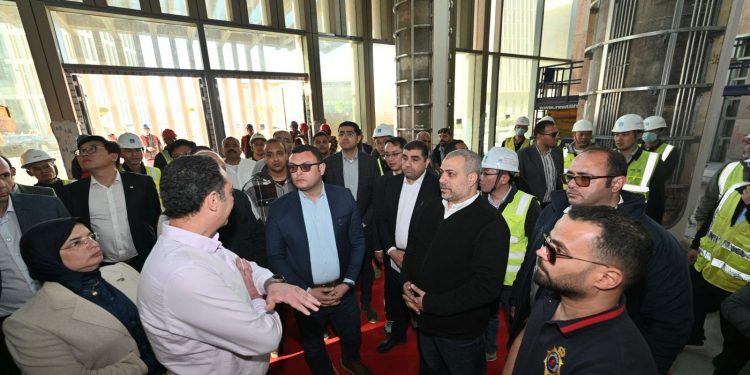 وزير الإسكان يختتم جولته اليوم بتفقد منطقة الأعمال المركزية والحي السكني الخامس R5 بالعاصمة الإدارية الجديدة