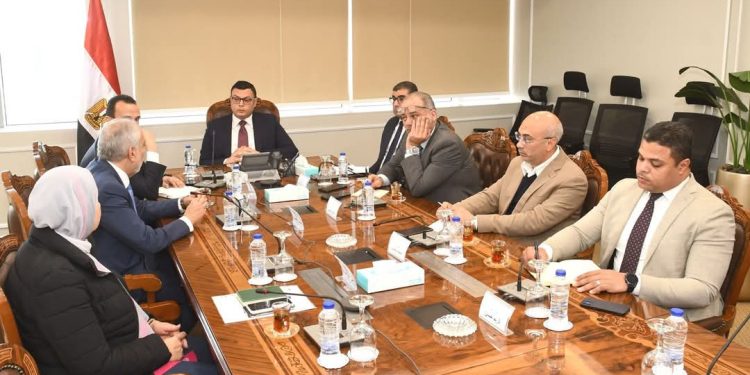 وزير الإسكان يستعرض “تطوير منطقة سور مجرى العيون”