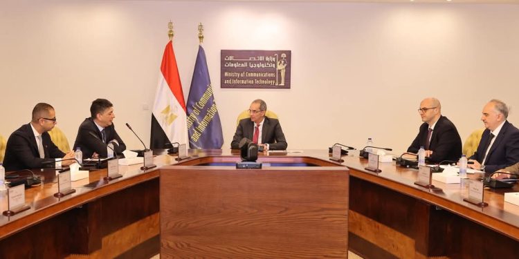 وزير الاتصالات: نتواصل باستمرار مع القطاع الخاص لضمان توفير بيئة ملائمة لتعزيز الاستثمار فى السوق المصري