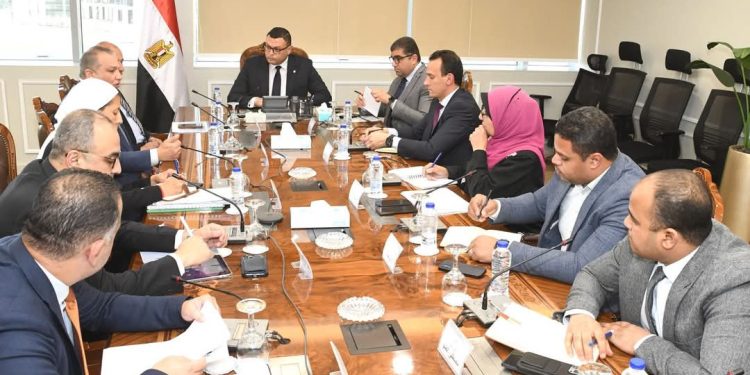وزير الإسكان يلتقي رئيس صندوق التنمية الحضرية لمتابعة ملف تشغيل حديقة “تلال الفسطاط”
