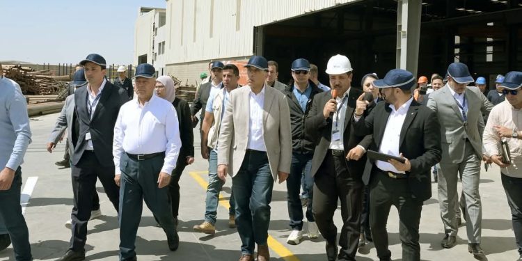 رئيس الوزراء يتفقد مجموعة مصانع شركة التوكل للصناعات الحديدية والجلفنة “توكل ستيل”