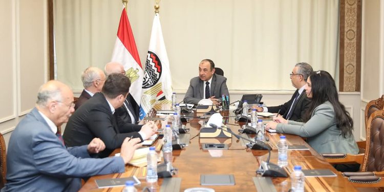 وزير قطاع الأعمال العام يلتقي رئيس “تكنيب إنرجيز” الإيطالية لبحث فرص التعاون المشترك