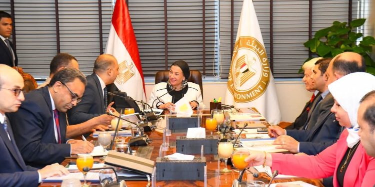 وزيرة البيئة تترأس الجلسة الأولى لمجلس إدارة جهاز تنظيم المخلفات فى تشكيله الجديد