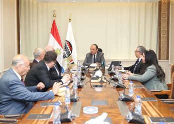 وزير قطاع الأعمال العام يلتقي رئيس “تكنيب إنرجيز” الإيطالية لبحث فرص التعاون المشترك