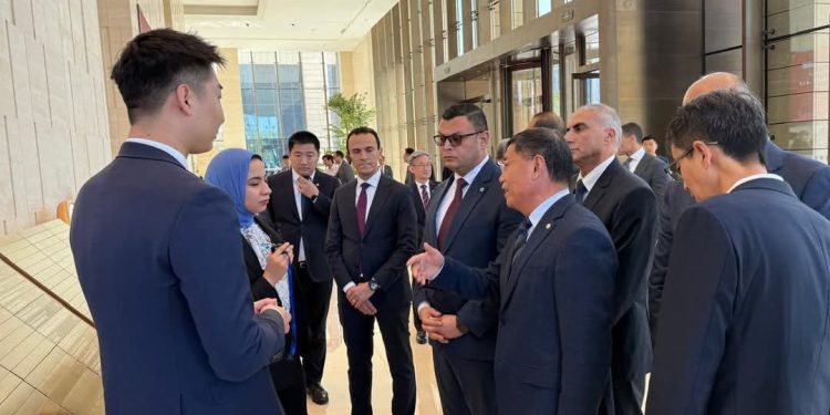 وزير الإسكان يواصل جولاته بالصين بتفقد منطقة الأعمال المركزية بـ”بكين”