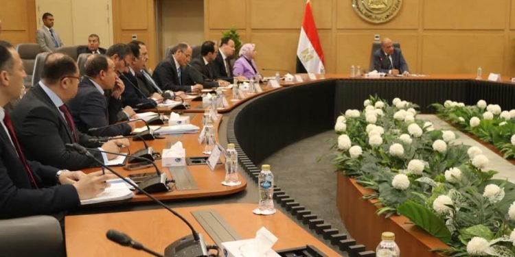 وزير الكهرباء يواصل مراجعة الإجراءات الخاصة بتأمين التغذية الكهربائية خلال فصل الصيف