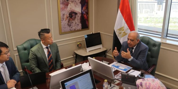 وزير الكهرباء  يبحث مع مسئولي شركة ستيت جريد ‏” State Grid ” الصينية سبل التعاون المشترك