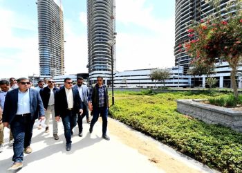 وزير الإسكان يتفقد كومبوند”مزارين” والممشى السياحي والمنطقة الترفيهية بمدينة العلمين الجديدة