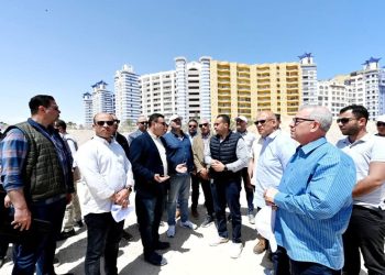 وزير الإسكان يتفقد أعمال رفع كفاءة طريق الازدواج وإنشاء سور منطقة الشانزلزيه