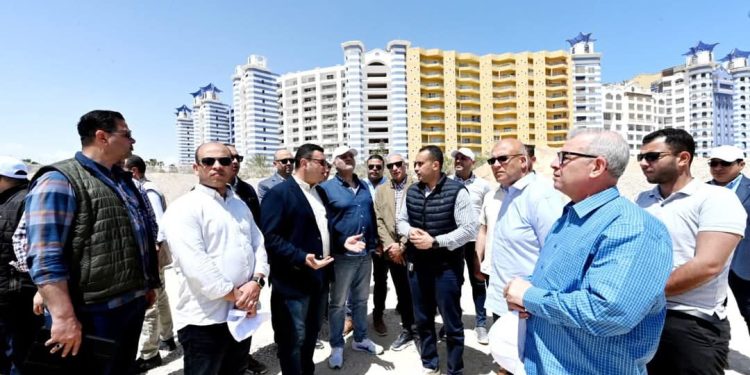 وزير الإسكان يتفقد أعمال رفع كفاءة طريق الازدواج وإنشاء سور منطقة الشانزلزيه