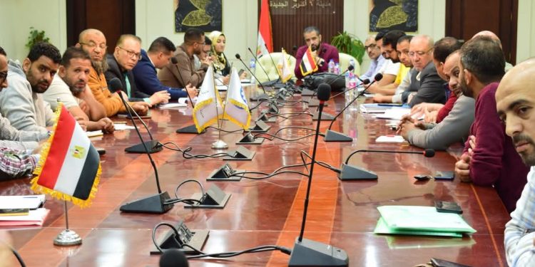 رئيس جهاز أكتوبر الجديدة يلتقى مسئولي الشركات المنفذة لمشروع الإسكان الأخضر