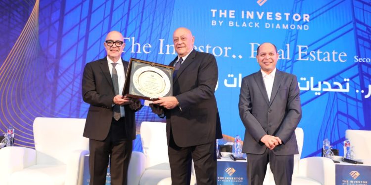 تكريم رموز التنمية وداعمي الاستثمار في مصر خلال مؤتمر  the investor real estste