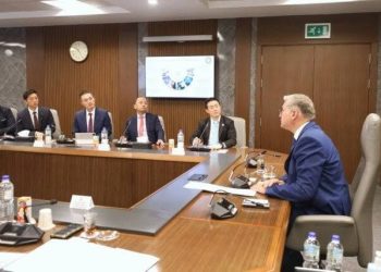 وزير البترول يبحث مع مسئولي شركة “هواوى” التعاون في الطاقات النظيفة