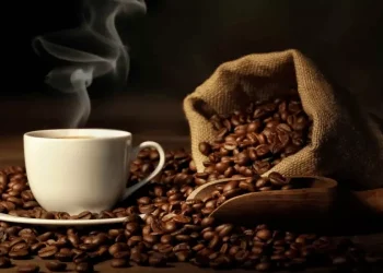 هل القهوة المنتشرة بالأسواق مغشوشة بنوى البلح والبسلة؟