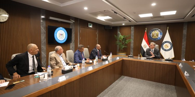 وزير البترول والثروة المعدنية يبحث مع النقابة العامة للمناجم والمحاجر التعاون في تطوير قطاع التعدين