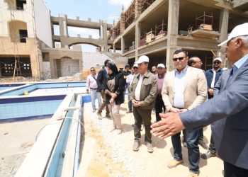 وزير الإسكان يقوم بجولة موسعة لمتابعة سير العمل بكافة مكونات مشروع “حدائق تلال الفسطاط”