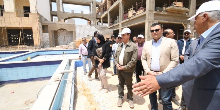 وزير الإسكان يقوم بجولة موسعة لمتابعة سير العمل بكافة مكونات مشروع “حدائق تلال الفسطاط”