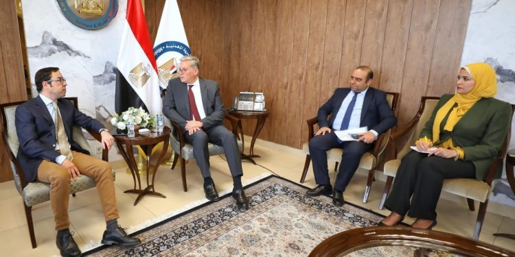 ما هي اخر تطورات العمل بمجمع البحر المتوسط للبتروكيماويات في العلمين الجديدة ؟