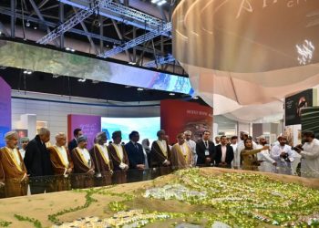 وزير الإسكان يصل إلى مسقط ويُشارك في افتتاح معرض ومؤتمر عُمان العقاري وأسبوع التصميم والبناء العشرين