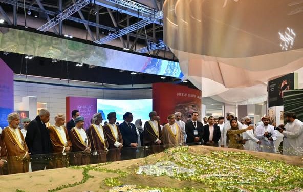 وزير الإسكان يصل إلى مسقط ويُشارك في افتتاح معرض ومؤتمر عُمان العقاري وأسبوع التصميم والبناء العشرين