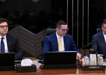 وزير الاستثمار والتجارة الخارجية يقدّم عرضًا بشأن إعداد خريطة استثمارية وطنية شاملة