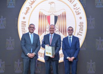 الحكومة تسلّم 6 رخص ذهبية لمشروعات استثمارية استراتيجية