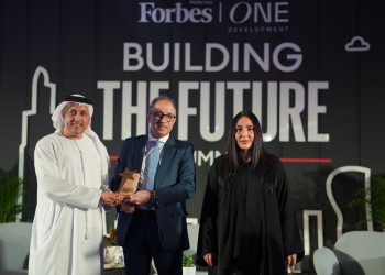 تكريم د. أحمد شلبي في قمة “بناء المستقبل” لمجلة فوربس تقديرًا لاسهاماته في التنمية المستدامة بالقطاع العقاري