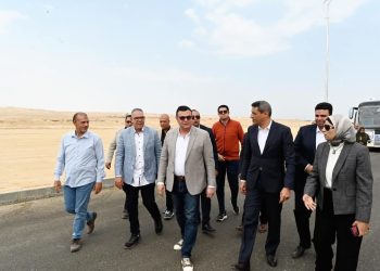 وزير الإسكان يتابع الموقف التنفيذي لمشروع خط مياه الشرب