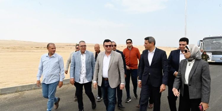 وزير الإسكان يتابع الموقف التنفيذي لمشروع خط مياه الشرب