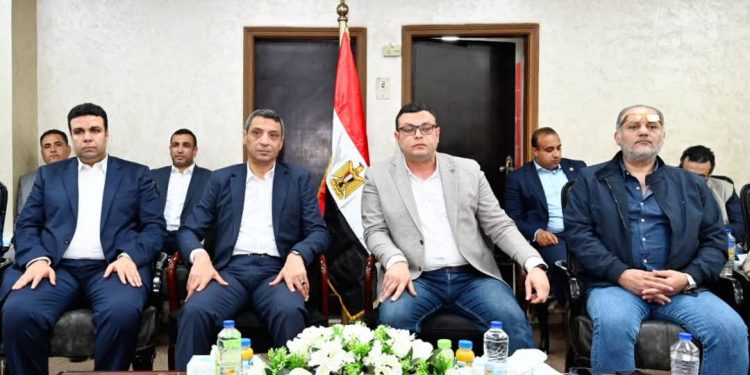 وزير الإسكان يعقد اجتماعاً بمقر جهاز مدينة السويس الجديدة لمتابعة المشروعات التنموية بالمدينة