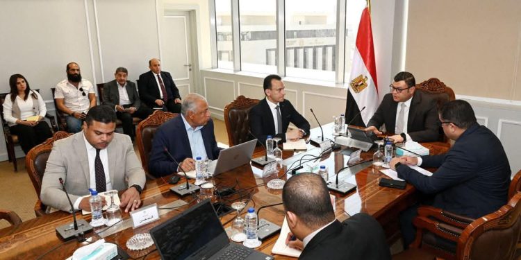 وزير الإسكان يعقد اجتماعا لمتابعة الموقف التنفيذي لـ”حدائق تلال الفسطاط”