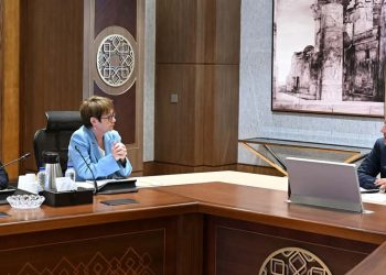 رئيس الوزراء يلتقي رئيسة البنك الأوروبي لإعادة الإعمار والتنمية والوفد المرافق لها