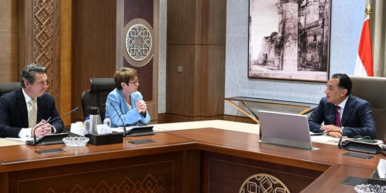 رئيس الوزراء يلتقي رئيسة البنك الأوروبي لإعادة الإعمار والتنمية والوفد المرافق لها