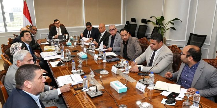وزير الإسكان يتابع موقف تنفيذ المرحلة الثانية لمحطة تنقية مياه الشرب بمدينة ٦ أكتوبر