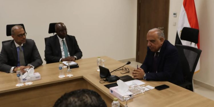 📌 وزير الكهرباء والطاقة المتجددة يبحث مع وفد مؤسسة التمويل الدولية “iFC “