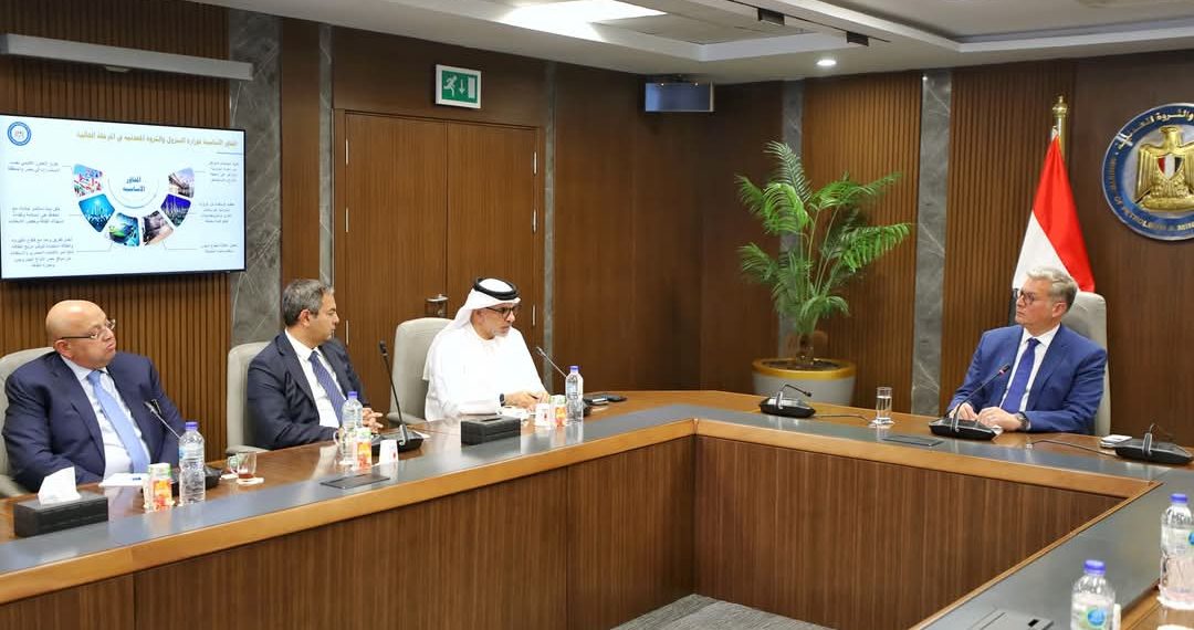 وزير البترول والثروة المعدنية يبحث مع مجموعة موانئ أبو ظبي سبل تعزيز التعاون المشترك