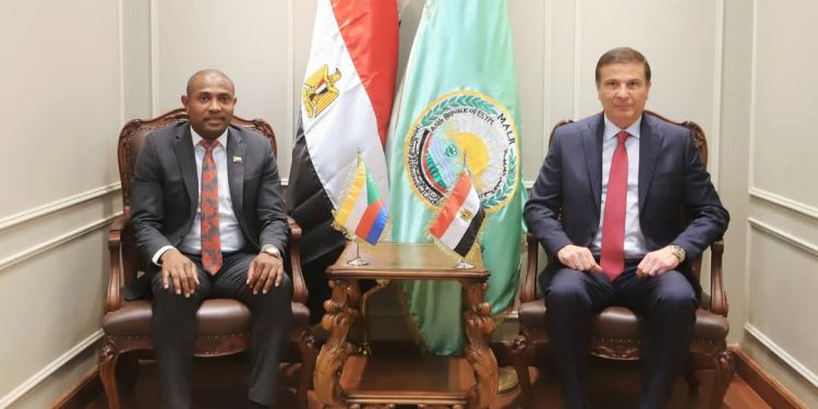 وزير الزراعة يبحث مع وزير الخارجية والتعاون الدولي بجمهورية جزر القمر سبل التعاون المشترك