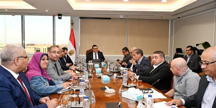 وزير الإسكان يعقد اجتماعا مع مسئولي شركة “سيتي إيدج” لمتابعة موقف مبيعات عددٍ من المشروعات