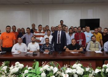 وزير العمل يُسلم عقود عمل للمتقدمين على فرص عمل بالإمارات