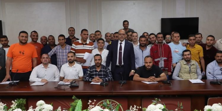 وزير العمل يُسلم عقود عمل للمتقدمين على فرص عمل بالإمارات