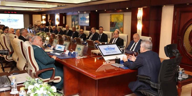 رئيس هيئة قناة السويس يبحث التأثير ات الايجابية بمنطقة البحر الأحمر على حرية الملاحة