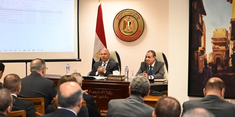 وزير الخارجية والهجرة يستقبل نائب رئيس مجلس الوزراء للتنمية الصناعية وزير الصناعة والنقل