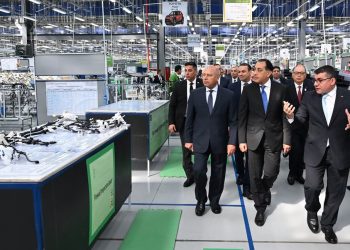 رئيس الوزراء يقوم بجولة تفقدية بالمصنع الجديد لـ “سوميتومو” العالمية لإنتاج الضفائر الكهربائية