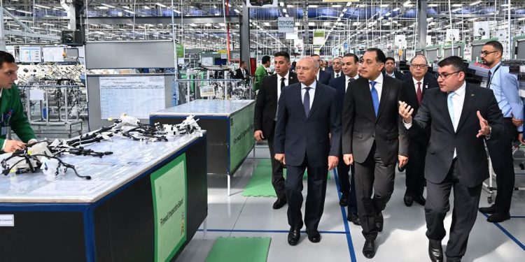 رئيس الوزراء يقوم بجولة تفقدية بالمصنع الجديد لـ “سوميتومو” العالمية لإنتاج الضفائر الكهربائية