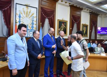 وزير العمل ومحافظ القاهرة يسلّمان عقود عمل جديدة لذوي همم