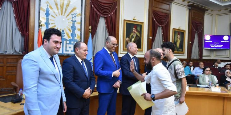 وزير العمل ومحافظ القاهرة يسلّمان عقود عمل جديدة لذوي همم
