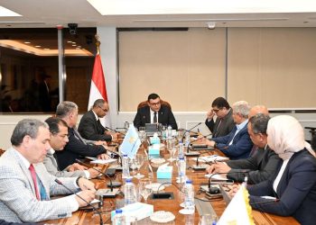 وزير الإسكان يتابع الجهود المبذولة في ملف تحلية المياه